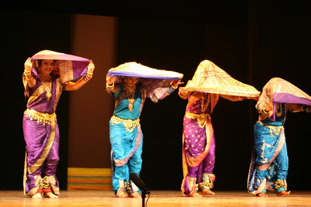 Lavani_Dancers