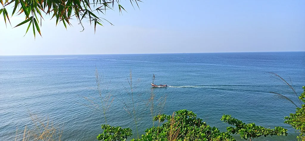 The blue waters of Varkala Beach